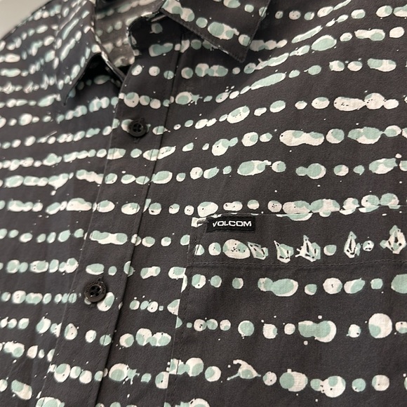 Men’s Volcom Short Sleeve Button Down Shirt - Picture 2 of 6